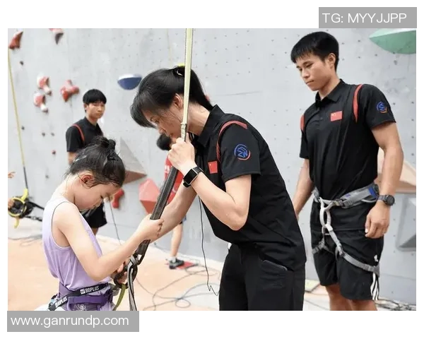 科学攀岩状态训练方法探究与实践提升攀岩表现的有效策略 科学攀岩状态训练方法探究与实践提升攀岩表现的有效策略